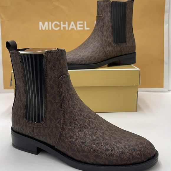 Michael Kors ELLA FLAT BOOTIE MK SIG SM
49F4ELFE5B
BROWN - Picture 15 of 16